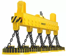 Magnetic spreader for the transport of long products